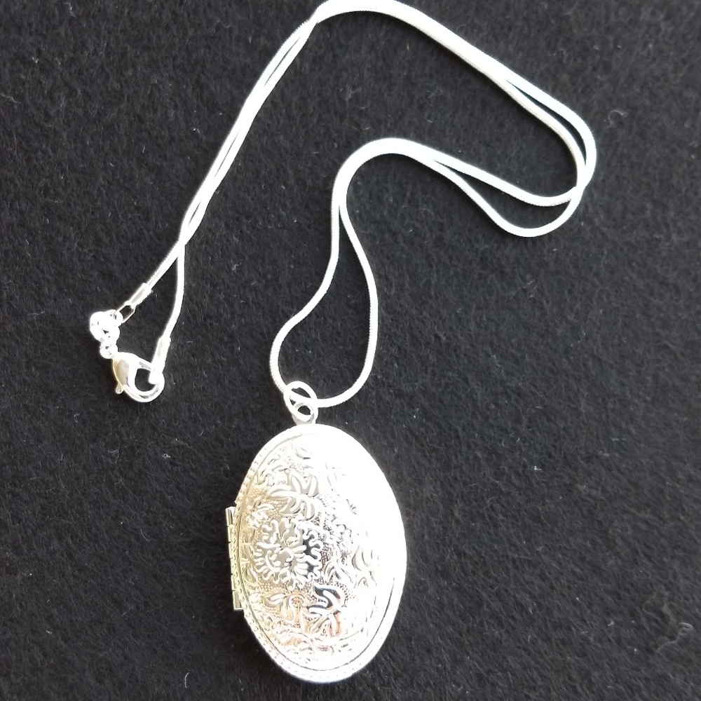 Oval Locket .925 (NWOT)